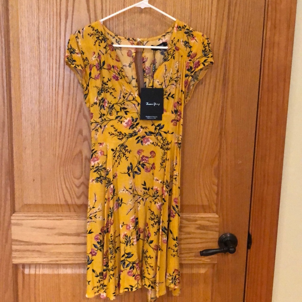 Cute floral dress with peephole back